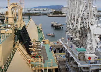 Financial Times: Συμφωνία μαμούθ ΕΕ & ΗΠΑ για προμήθεια αμερικανικού LNG στην Ευρώπη