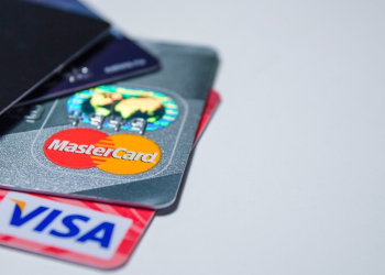 Visa & Mastercard αποσύρονται από τη ρωσική αγορά