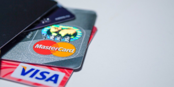 Visa & Mastercard αποσύρονται από τη ρωσική αγορά