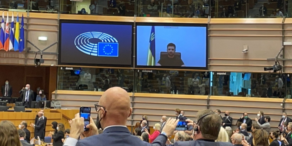 Zelensky στο Ευρωκοινοβούλιο: Aποδείξτε, ότι είστε μαζί μας