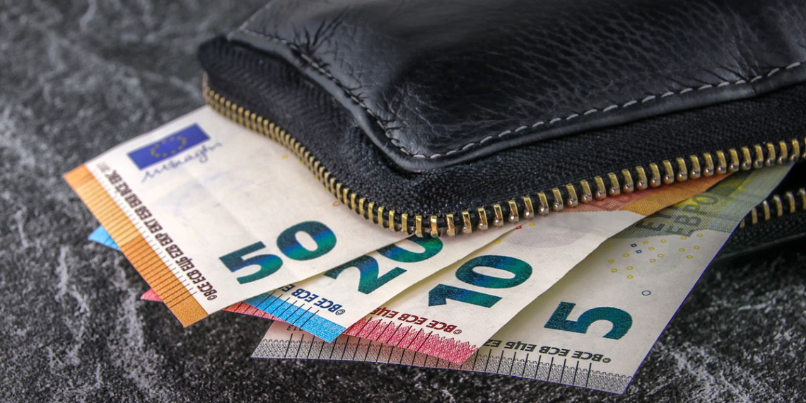 Πώς αντιμετωπίζουν οι Έλληνες την ακρίβεια;