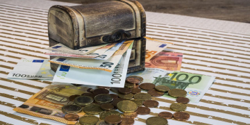 Μειώθηκαν οι καταθέσεις των νοικοκυριών τον Μάιο κατά €336 εκατ.