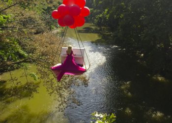 Ένα πιάνο πετά στον “αέρα» των Τεμπών