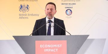Στουρνάρας στον Economist: O κύκλος αύξησης των επιτοκίων φθάνει στο τέλος του