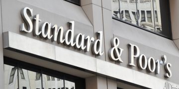 Standard & Poor’s: Aναβάθμιση του αξιόχρεου της Ελλάδας σε «BBB-» με σταθερές προοπτικές