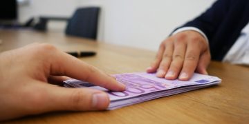 Σε διαβούλευση το νομοσχέδιο για τα μέτρα κατά της φοροδιαφυγής – Τι προβλέπει για ελεύθερους επαγγελματίες & Airbnb