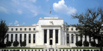 ΗΠΑ: Η Fed άφησε αμετάβλητα τα επιτόκια στο 5,25% – 5,50%