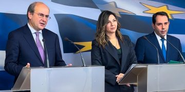 Αύξηση του επιδόματος γέννησης από 2.000 στα 2.400 ευρώ αναδρομικά από 1/1/2023