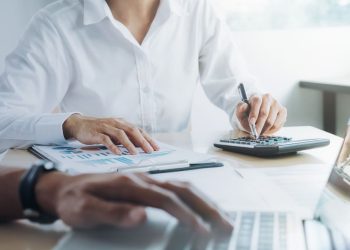 Σε δημόσια διαβούλευση το σχέδιο νόμου για συμπληρωματικό φόρο έως 15% στις πολυεθνικές επιχειρήσεις & τους μεγάλους ομίλους