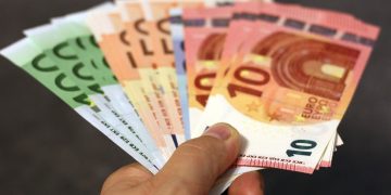 Από την 1η Απριλίου ο νέος κατώτατος μισθός – Ποια επιδόματα αυξάνονται [αναλυτικά]