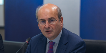 Τι προβλέπει το Νέο Μεσοπρόθεσμο [2025-2028] – Αυξήσεις στους μισθούς & μεγάλη μείωση του χρέους
