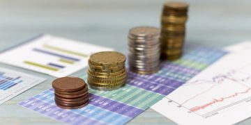 Επιτόκια: Κλείνει η “ψαλίδα” μεταξύ καταθέσεων & δανείων [πίνακας]