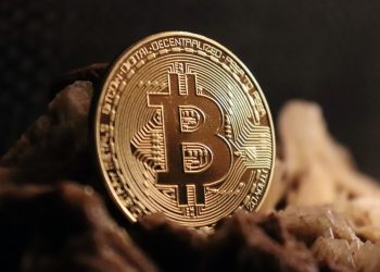 Το Bitcoin έπεσε στο χαμηλό του Νοεμβρίου, εν μέσω μακροοικονομικών πιέσεων