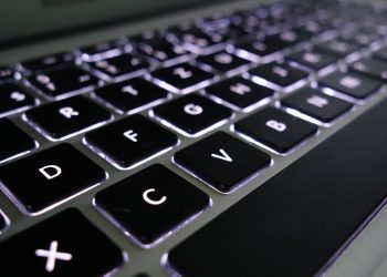 Χαμηλώνει στο 5% – 9% ο πήχης της ανάπτυξης στην αγορά τεχνολογίας ελέω δασμών