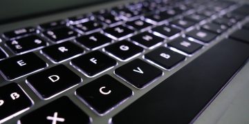 Χαμηλώνει στο 5% – 9% ο πήχης της ανάπτυξης στην αγορά τεχνολογίας ελέω δασμών