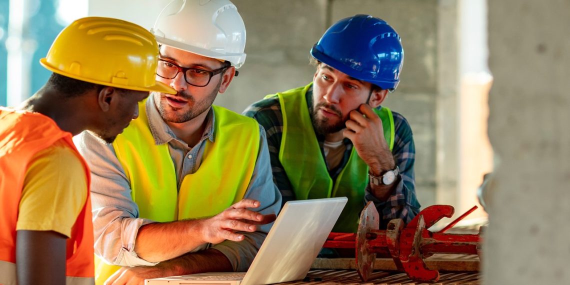 Το 2024 η παραγωγικότητα της εργασίας στην Ελλάδα παραμένει έως και 18% χαμηλότερη από το 2009