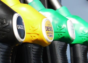 Πάνω από το “ψυχολογικό όριο” των 2 ευρώ η βενζίνη – Φωτιά στις αντλίες από την κρίση στο Ιράν