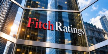 Fitch: Το ελληνικό χρέος προς το 120% έως το 2030 – Ανάπτυξη και πλεονάσματα στηρίζουν την οικονομία