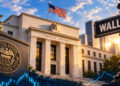 Fed: Αμετάβλητα τα επιτόκια στο 3,75%–4% – Το μήνυμα προς τη Wall Street & οι φόβοι για τον πληθωρισμό
